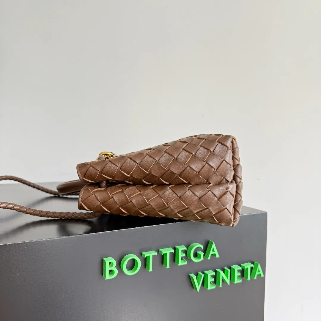 The 2023 new Andiamo batch of 1860 BV has been shipped‼ ️Really popular🔥The new Andiamo woven handbag launched by Bottega Veneta this season is really popular all over the world! ! Celebrities at home and abroad have worn it, and Oscar-winning actress Michelle Yeoh has taken it out on the street. Song Jia, Trai Yara, Yu Feihong, Sanji Ayaka, Rosie Hunting-Whiteley, Yoshioka Riho, etc. have all picked up this bag. It is classic and versatile, showing off its temperament, and the bag capacity is also large, which is very convenient for daily commuting! ! A variety of carrying methods, the shoulder straps can be adjusted by yourself, the original lambskin feels soft and delicate, and the neutral style is created to break gender boundaries and bring a more practical and longer-lasting use experience. Andiamo, which has both elegant and casual styles, perfectly interprets the true appearance of "fashionable old money style". Style No.: 743568 Color: Hazelnut Brown Size: 25*22*10.5cm